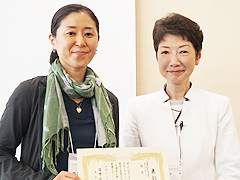 広告学会の岸志津江会長（右）と森川美幸さん（左）