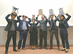 優勝チーム（左から 有森さん、秋山さん、巌谷さん、中里研究科長、清水さん、坂本さん）