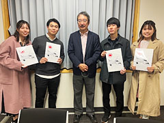 （向かって左から）力久由芽さん、羽鳥剛司さん、中里宗敬研究科長、塩田航大さん、岸本真愛美さん