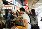 MBA課程の外国人学生が、神奈川県内の地域商店街について外国人向けツアーの可能性をフィールドリサーチし、企画方向性を提案