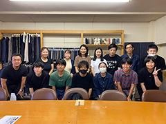 葛利毛織工業　葛谷社長（写真前列中央）を囲んで研究メンバー（9月11日）