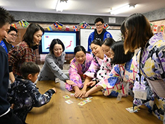 交流イベントの風景（かるたとり）