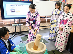 交流イベントの風景（餅つき）（写真左：ABS学生メンバー：木本章吾さん）