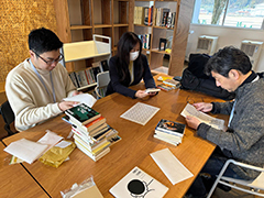 ABSメンバーによる神山まるごと高専図書室に本を納め整理する作業
