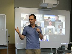 非常勤講師のFRANCIS, Eric M.先生による「グローバル・コミュニケーション」の授業風景