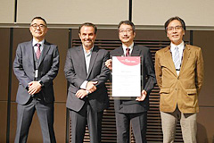 左から細田 髙道教授（ABS）、エリック・コルニュエル氏（EFMDプレジデント）、中里 宗敬研究科長（ABS）、岩井 千明教授（ABS）