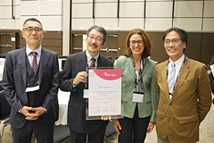 左から細田 髙道教授（ABS）、中里 宗敬研究科長（ABS）、バーバラ・スポーン氏（EFMD認証ディレクター）、岩井 千明教授（ABS）
