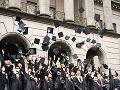 2022年度 135名に修士（経営管理）の学位を授与_帽子投げ