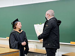 2022年度 135名に修士（経営管理）の学位を授与_花束贈呈1