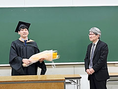 2022年度 135名に修士（経営管理）の学位を授与_花束贈呈2