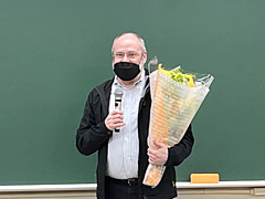 2022年度 135名に修士（経営管理）の学位を授与_花束贈呈3