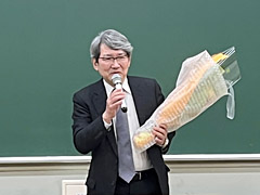 2022年度 135名に修士（経営管理）の学位を授与_花束贈呈4