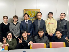 写真-1 井上百貨店井上博文副社長を囲む受講生メンバー（2022年1月）