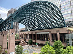 恵比寿ガーデンプレイス：大屋根のあるセンター広場