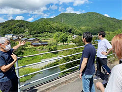 第3日目：大南先生（写真左）より大埜地集合住宅エリアの説明を受ける