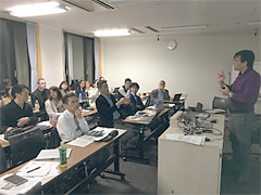 「企業戦略」（担当：中野勉教授） 授業内講演の様子