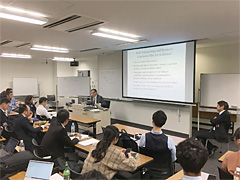 「企業戦略」（担当：中野勉教授） 授業内講演の様子